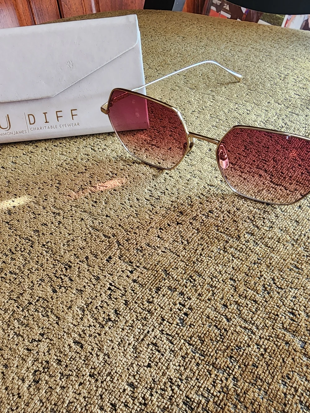 NWOT Diff HARLOWE Eyewear Gold Frame Sunglasses with Gradient Lenses